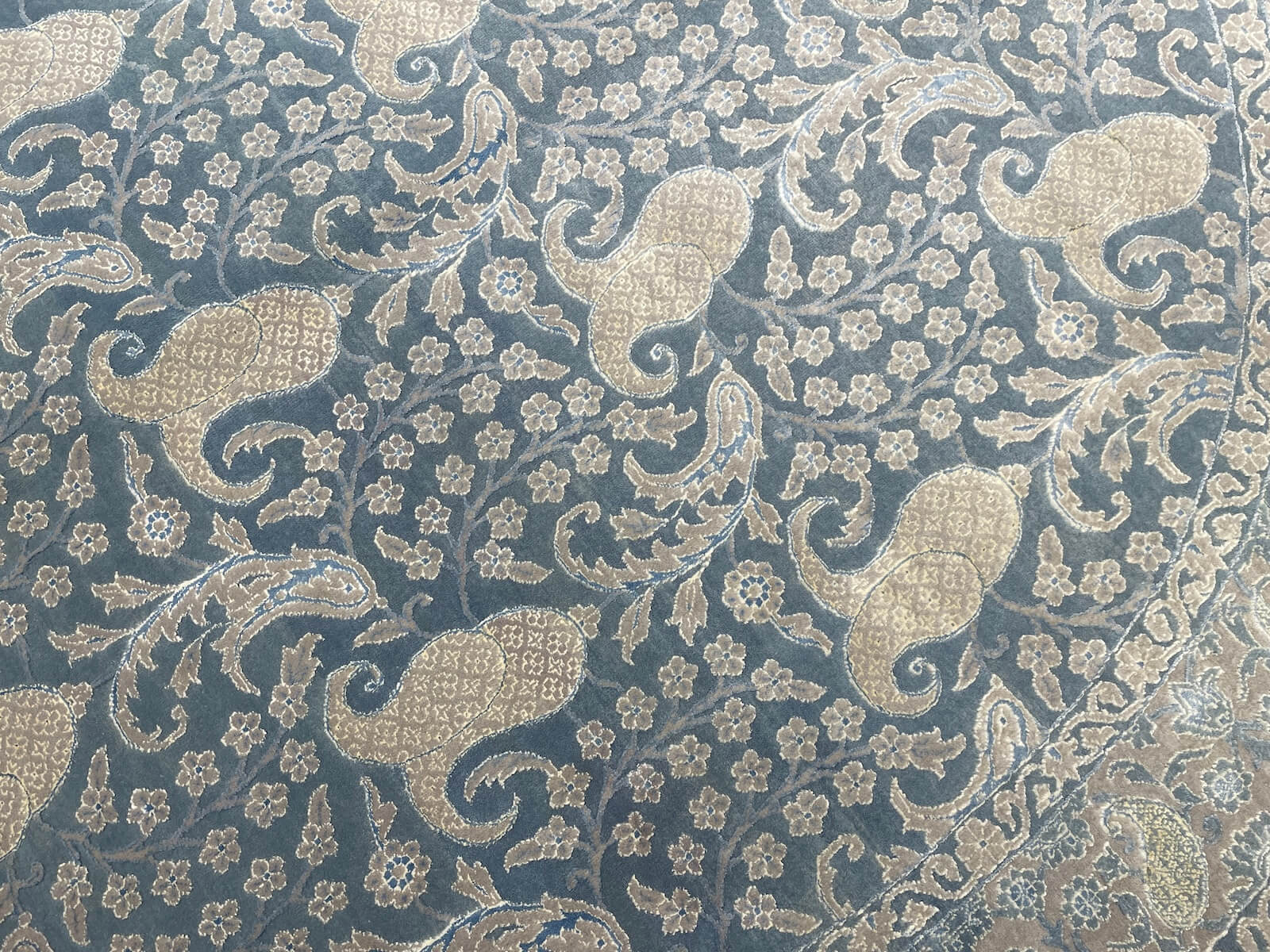 Pelas Silk-Blend Usak Handwoven Round Rug – 062348 by Camel Carpet