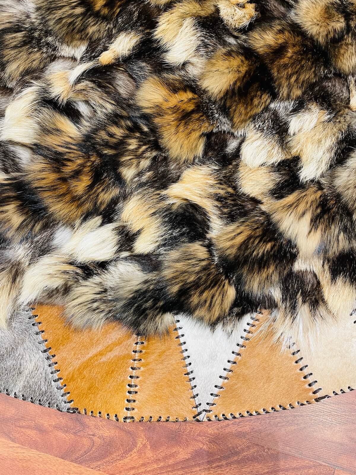 Rakun Round Original Leather Rug – 150X150 by Camel Carpet